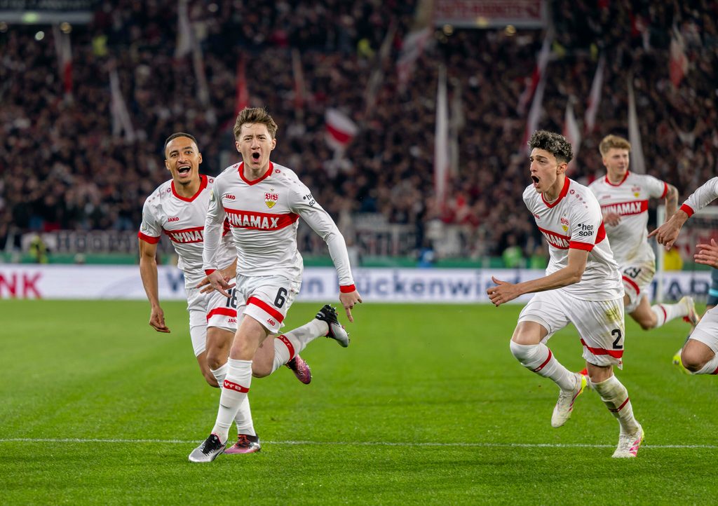 VfB-Spieler bejubeln den Torschützen Angelo Stiller