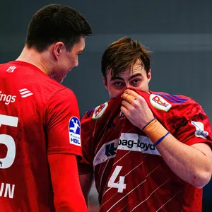 Azat Valiullin und Andreas Magaard diskutieren auf dem Platz