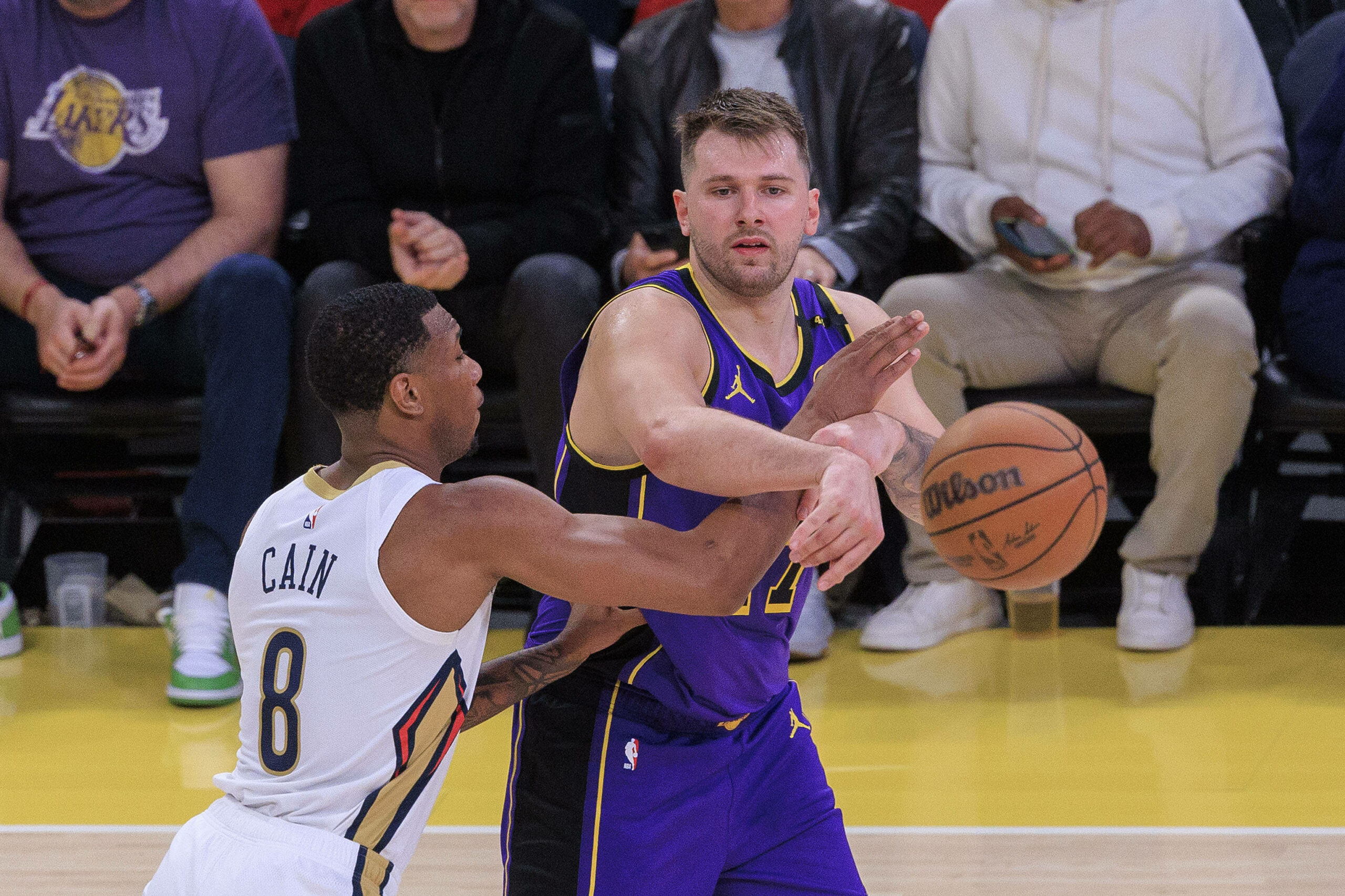 Luka Doncic verteidigt gegen Jamal Cain den Basketball