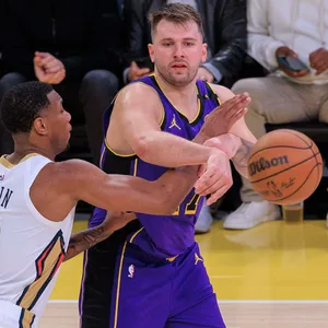 Luka Doncic verteidigt gegen Jamal Cain den Basketball
