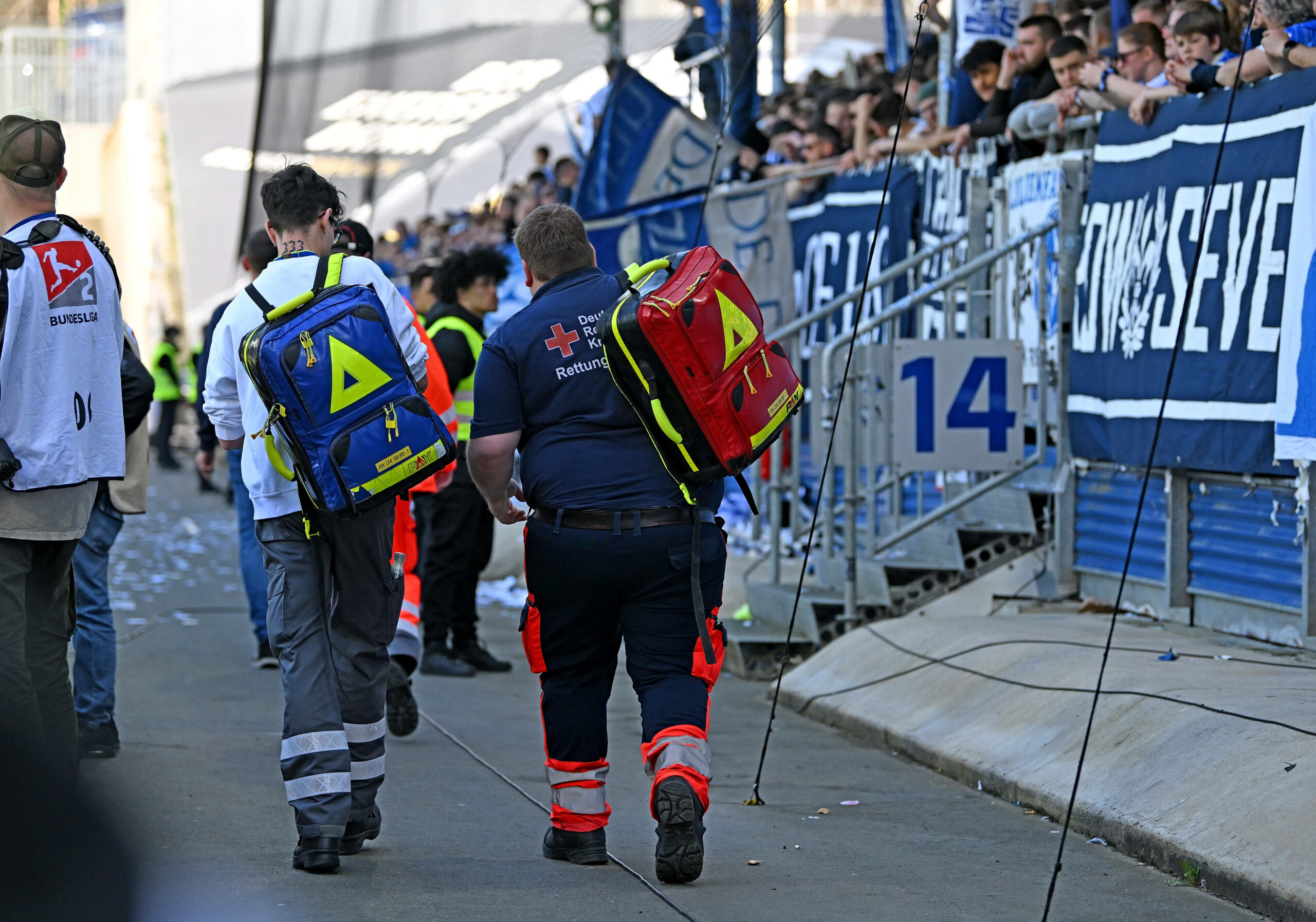 Zwei Notfallsanitäter vor der Fantribune