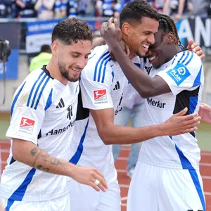 Die HSV-Kollegen feiern Robert Glatzel nach seinem Treffer in Nürnberg