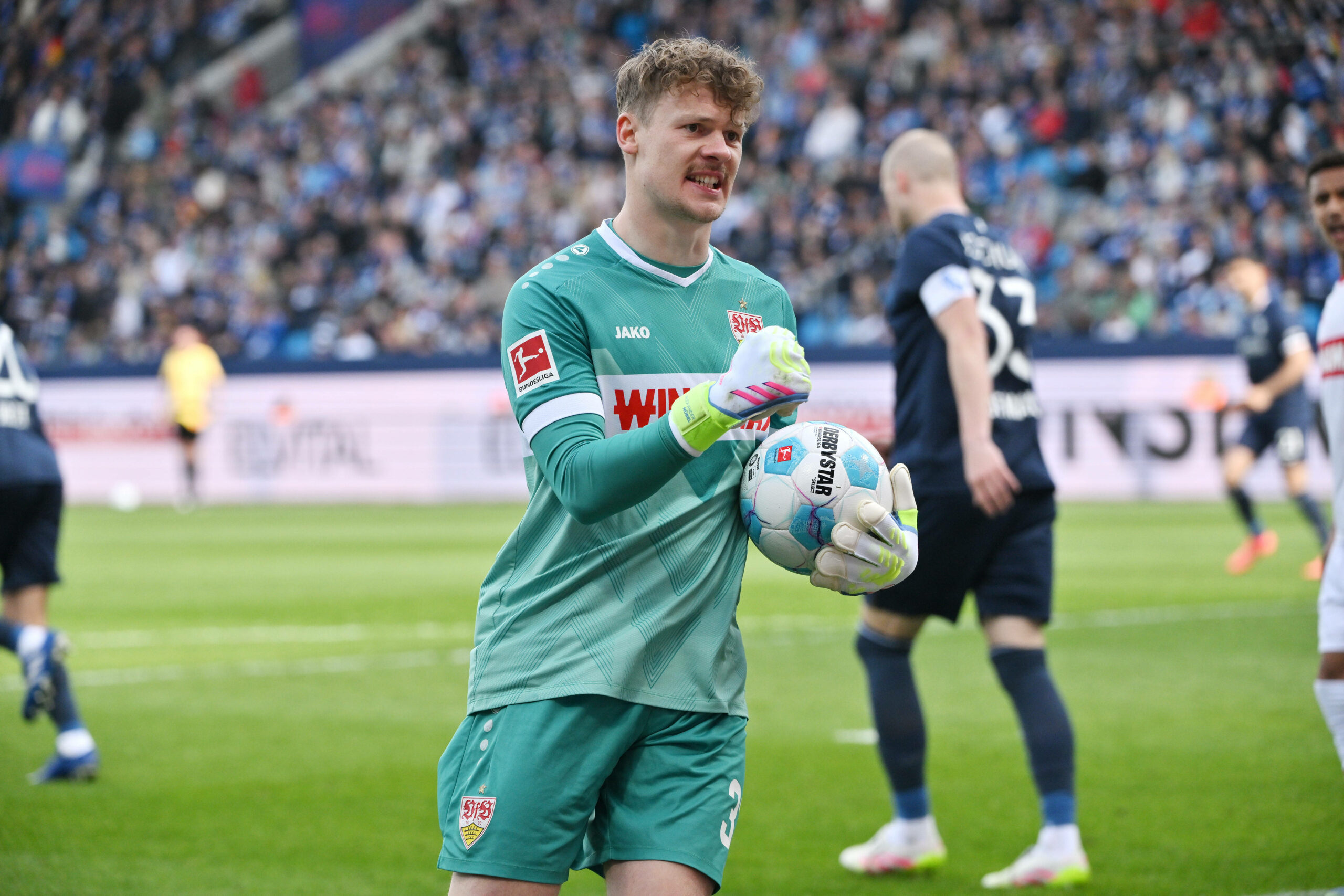 Alexander Nübel jubelt im Spiel gegen Bochum