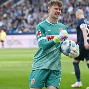 Alexander Nübel jubelt im Spiel gegen Bochum