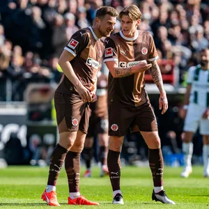 Hauke Wahl und Eric Smith auf dem Platz im Gespräch