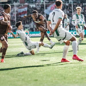 Dapo Afolayan trifft zum 1:1 gegen Gladbach