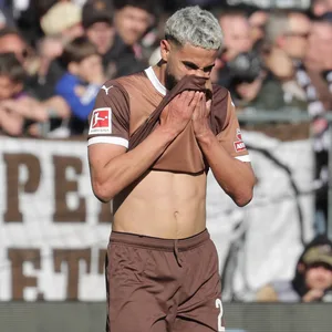 Elias Saad zieht sich sein Trikot vors Gesicht