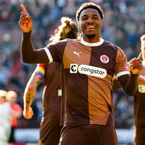 Oladapo Afolayan jubelt über sein Tor gegen Gladbach