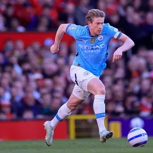 Kevin de Bruyne dribbelt mit dem Ball