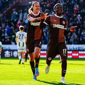Jackson Irvine freut sich mit Torschütze Dapo Afolayan