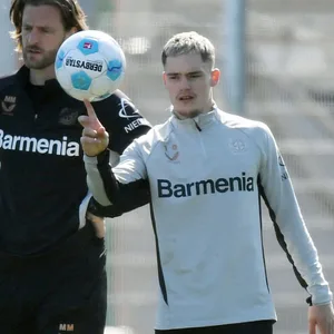 Florian Wirtz jongliert einen Ball auf dem Trainingsplatz