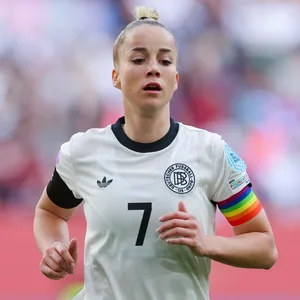 Giulia Gwinn schaut beim Laufen zum Boden