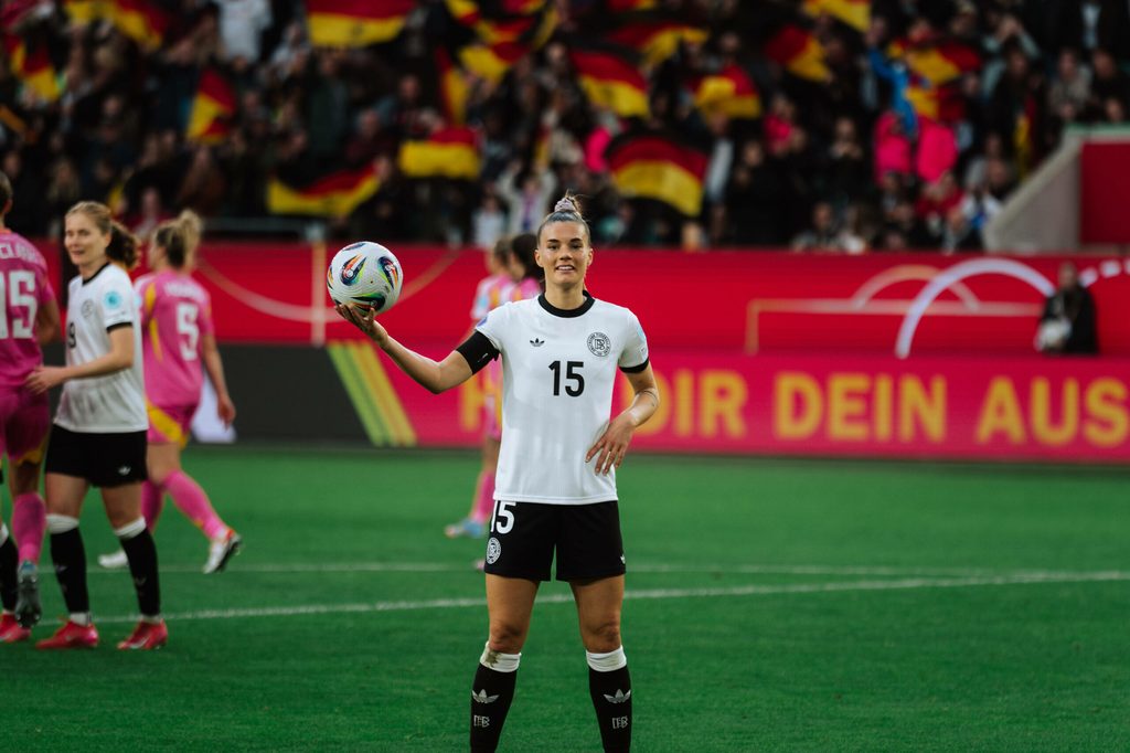 Selina Cerci jubelt mit dem Ball in der Hand