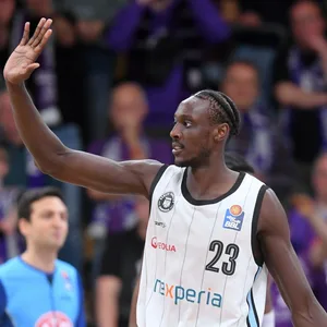 Kur Kuath winkt