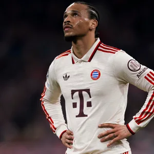 Leroy Sané schaut hinauf