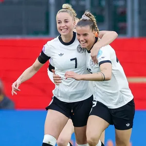 Giulia Gwinn und Selina Cerci jubeln über ein Tor der Nationalmannschaft