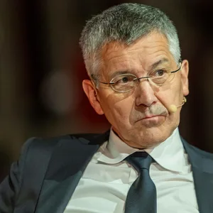 Herbert Hainer schaut auf die Zuschauer
