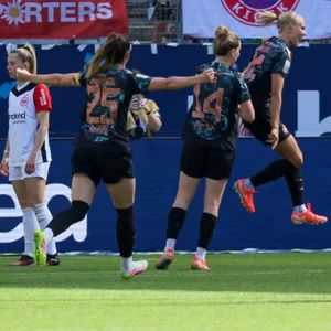 FC Bayern-Frauen jubeln vor Gästefans