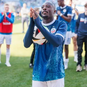 Christian Kinsombi feiert mit den Fans von Hansa Rostock