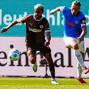 Elias Saad enteilt Timo Becker