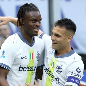 Yann Bisseck und Lautaro Martínez auf dem Spielfeld.