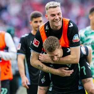 Marvin Ducksch und Mitchell Weiser jubeln nach dem Spiel.