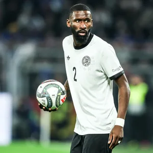 Antonio Rüdiger bei einem Einwurf