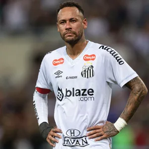 Neymar stützt im FC-Santos-Trikot die Hände in die Hüfte