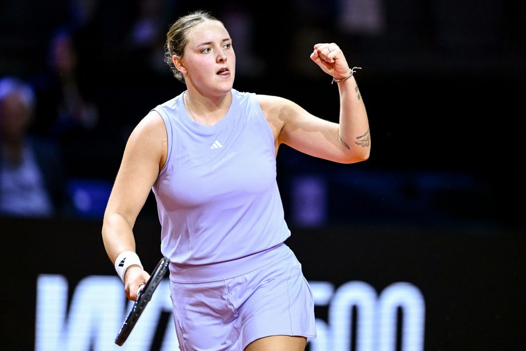 Jule Niemeier hebt die Faust zum Jubel