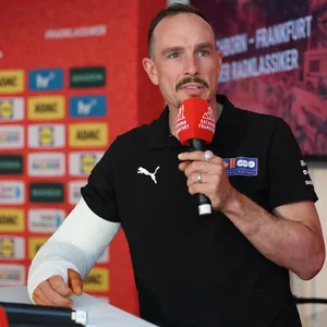 John Degenkolb mit bandagiertem Arm