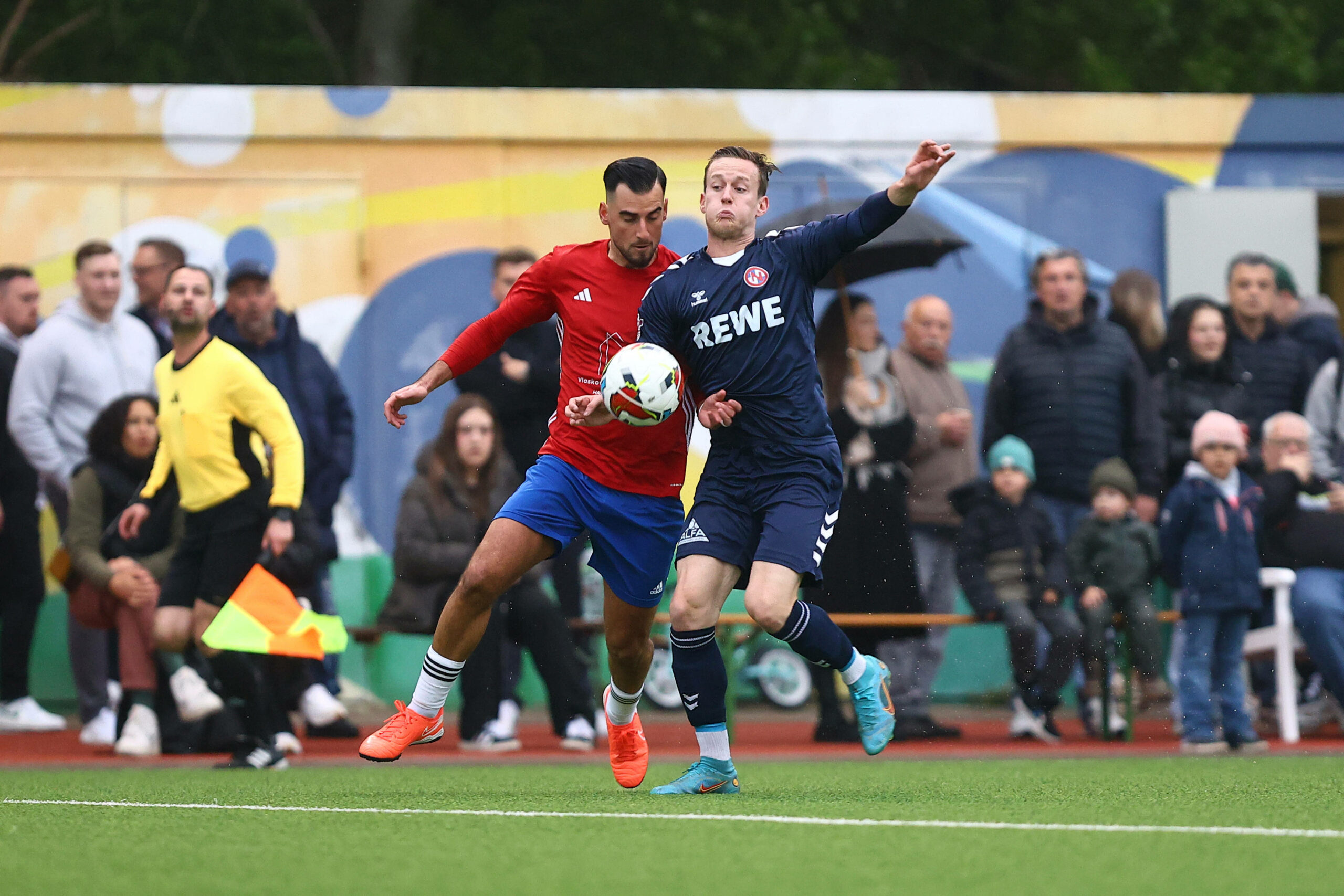 Berkant Aydin im Zweikampf mit Jonas Behounek