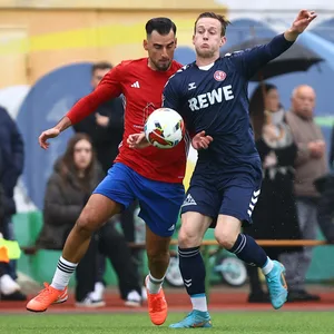 Berkant Aydin im Zweikampf mit Jonas Behounek