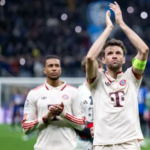 Thomas Müller bedankt sich bei den Fans nach einem Spiel.