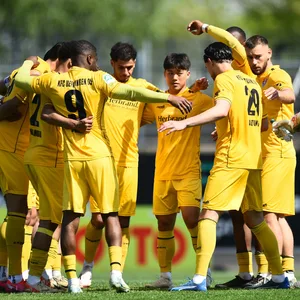 KFC Uerdingen im Teamkreis vor ihrem Spiel