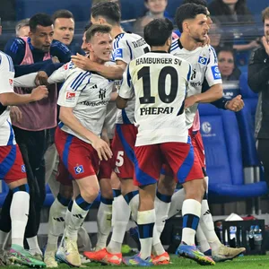 Emir Sahiti jubelt mit seinen HSV-Mitspielern an der Seitenlinie