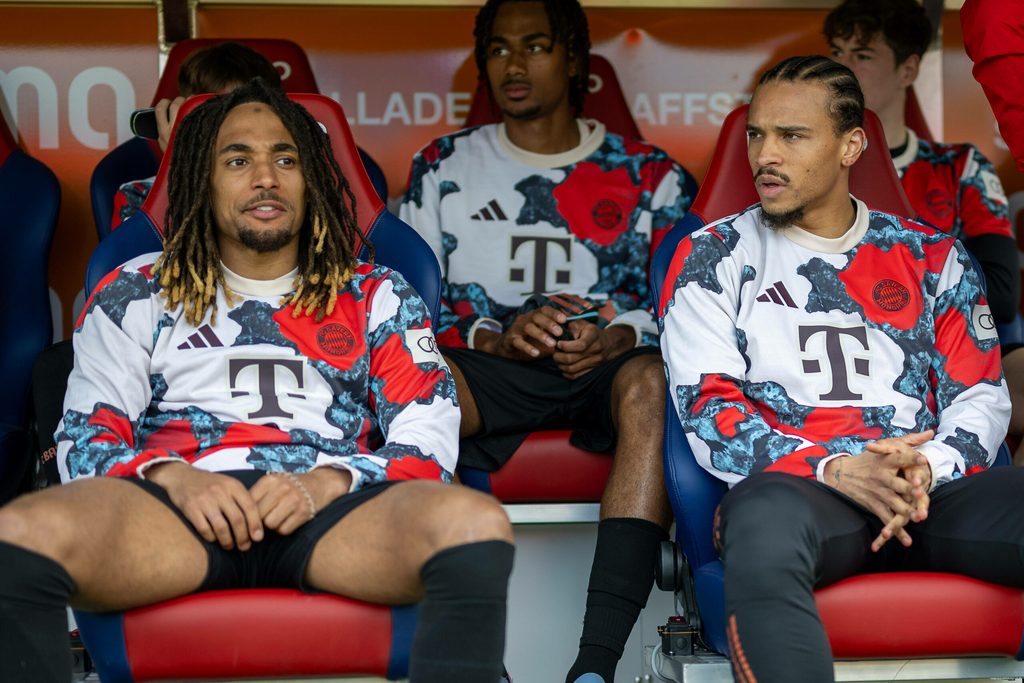 Sacha Boey und Leroy Sani auf der Bank