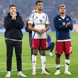 Silvan Hefti, Tom Mickel, Merlin Polzin, Robert Glatzel und Ransford Königsdörffer stehen enttäuscht vor der HSV-Kurve auf Schalke