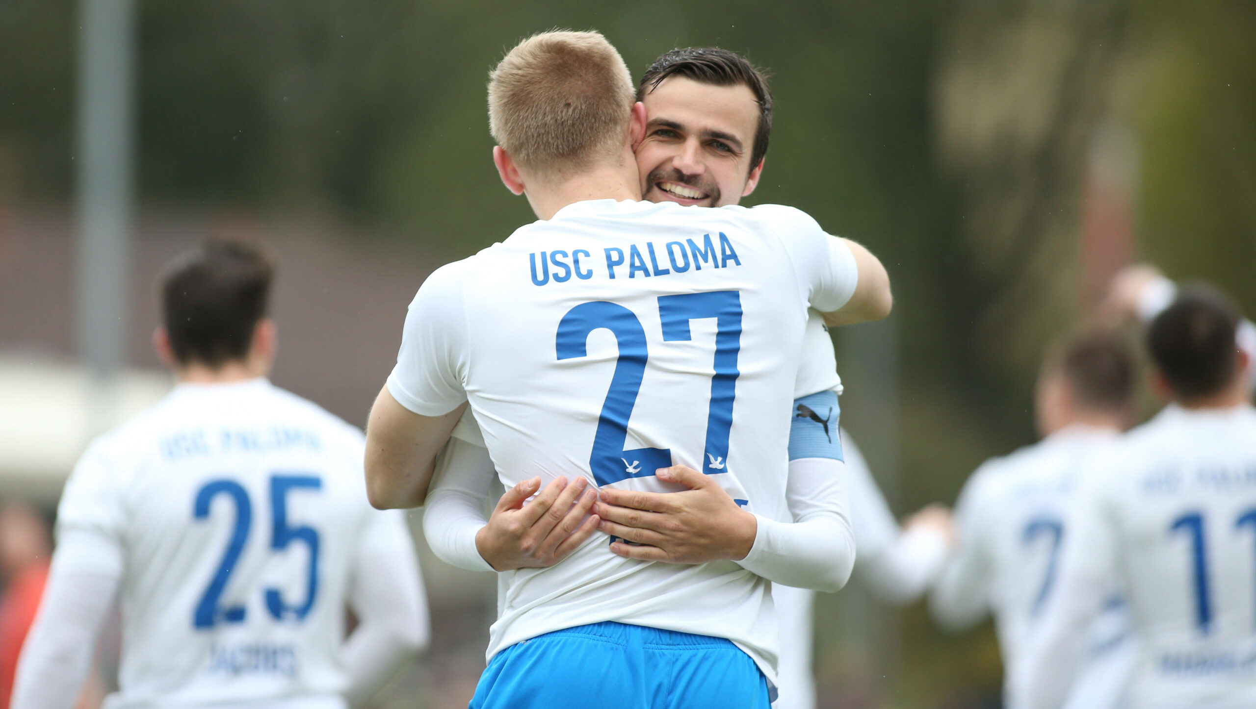 Luca Albrecht und Felix Spranger umarmen sich beim Torjubel