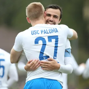 Luca Albrecht und Felix Spranger umarmen sich beim Torjubel