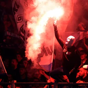 Das wird richtig teuer: Weil Teile der HSV-Fans sich auf Schalke daneben benahmen, kommt eine saftige Straße auf den Verein zu.