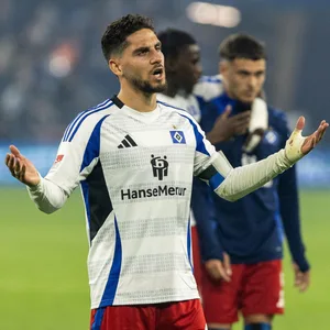 Ludovit Reis breitet die Arme aus und guckt frustriert