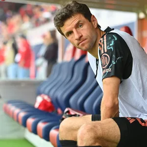 Thomas Müller sitzt auf der Ersatzbank