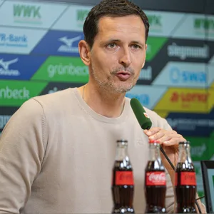 Dino Toppmöller auf der Pressekonferenz in Augsburg