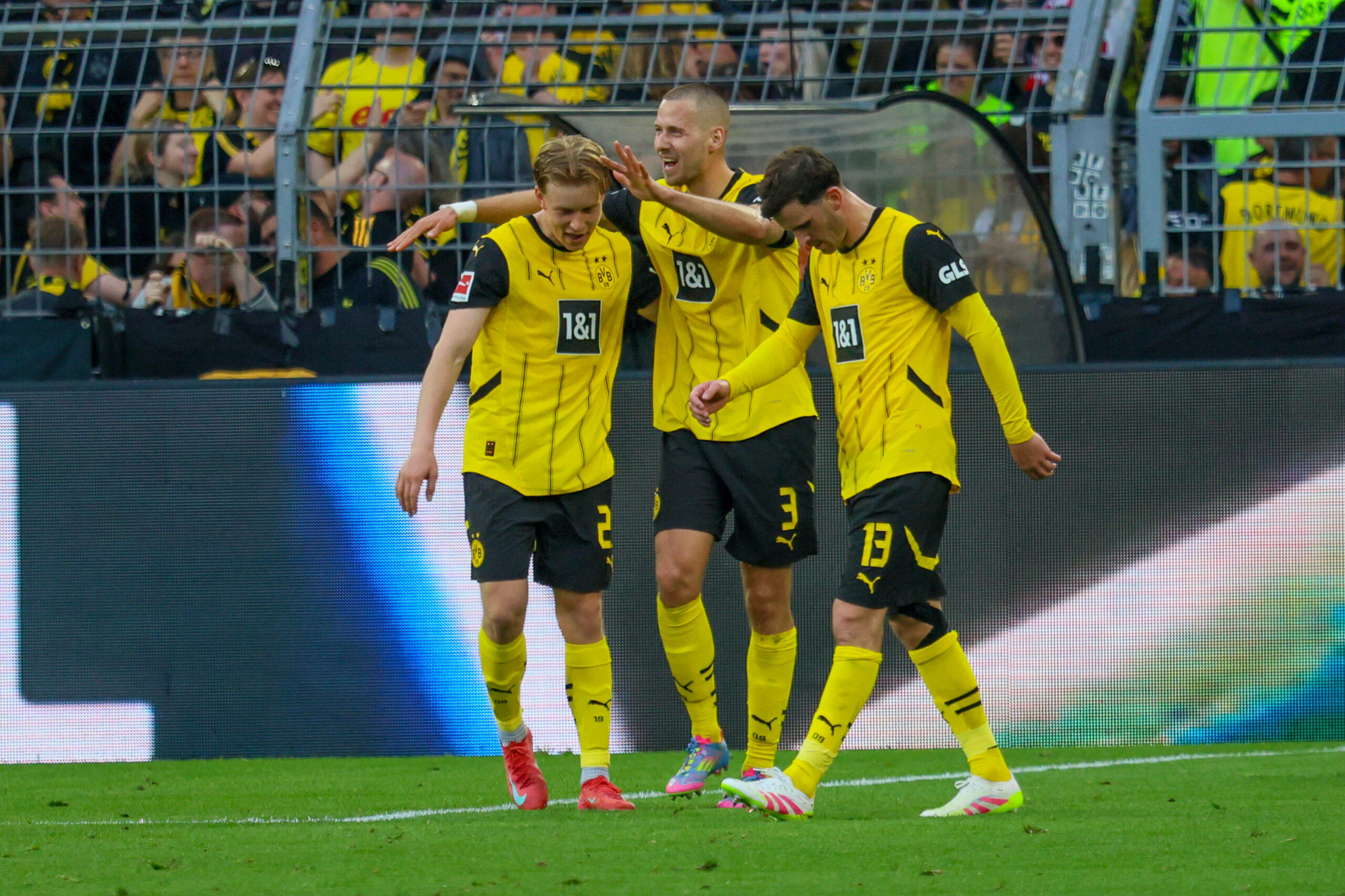 Daniel Svensson jubelt mit Waldemar Anton und Pascal Groß