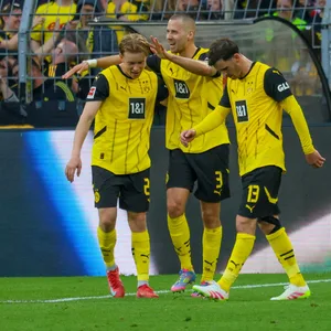 Daniel Svensson jubelt mit Waldemar Anton und Pascal Groß