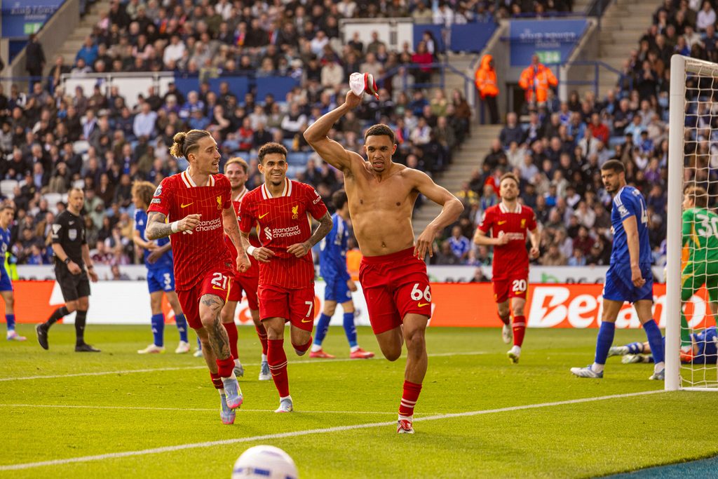 Liverpool Spieler jubeln, Trent-Alexander Arnold zieht sein Trikot aus.