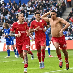 Trent Alexander-Arnold zieht beim Torjubel sein Trikot aus