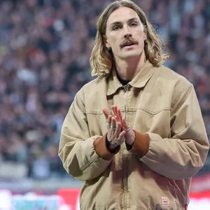 Jackson Irvine in zivil am Millerntor