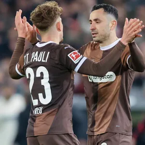 Philipp Treu klatscht mit Manolis Saliakas ab