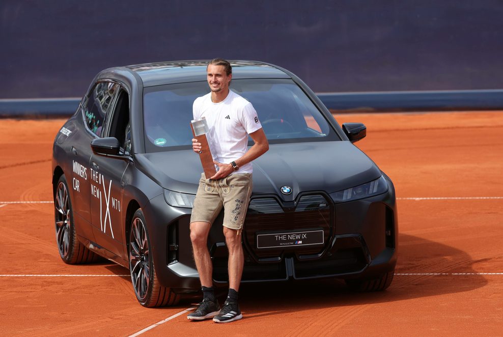 Alexander Zverev nach dem Gewinn des BMW Open mit der Trophäe